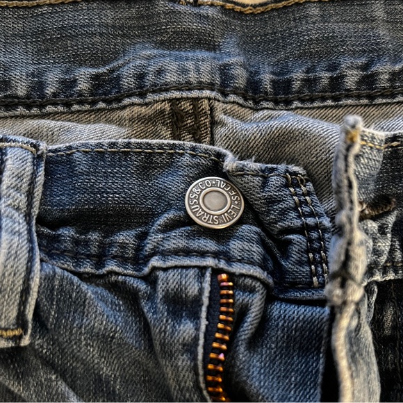 LEVI’s - Picture 2 of 3